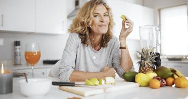 Mujer practicando mindful eating