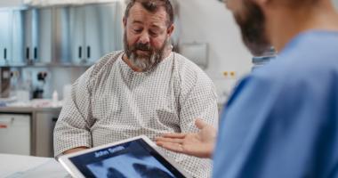 hombre con cáncer y sobrepeso