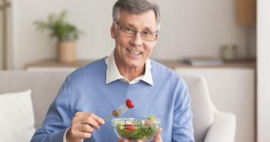 Hombre adopta alimentación saludable para limpiar sus arterias