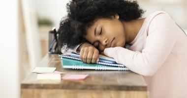 Adolescente se duerme en clases