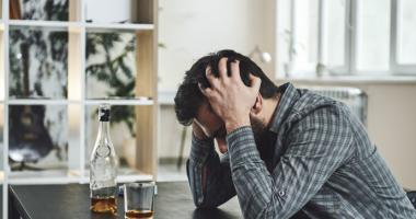 Hombre con problemas de alcoholismo