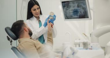 Dentista explica si los implantes dentales causan dolor