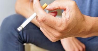 Hombre expuesto a la nicotina por el tabaco