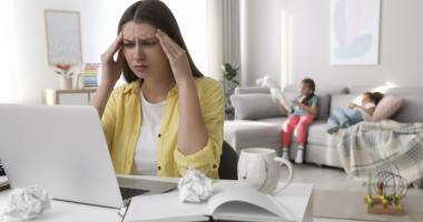 Mujer sometida a altos niveles de estrés