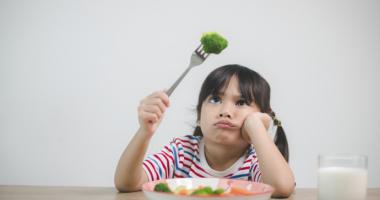 Niña rechaza la comida