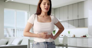 Mujer preocupada por dolor y gases malolientes