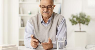 Hombre con diabetes revisa sus niveles de glucosa