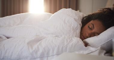 Mujer durmiendo cómoda 