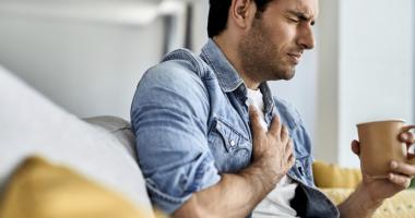 Hombre siente pinchazos en el pecho