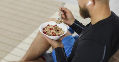 Hombre comiendo antes de entrenar