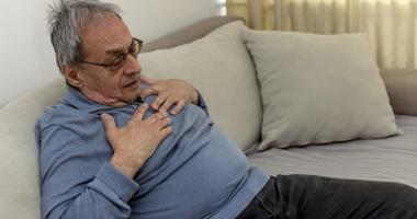 Hombre con dolor de pecho