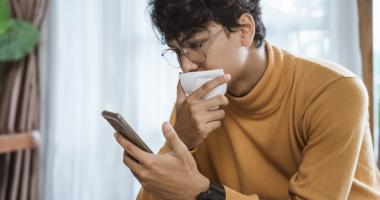 Hombre joven preocupado porque tiene expectoración con sangre 