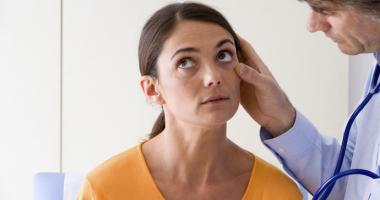 Médico revisando a mujer con anemia