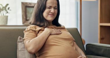 Mujer embarazada con acidez