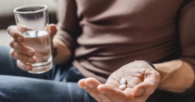 Persona tomando pastillas por indicación médica 