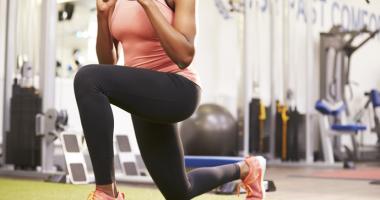 Mujer entrenando zancadas en gimnasio