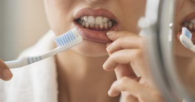 Cómo detener una hemorragia dental en casa