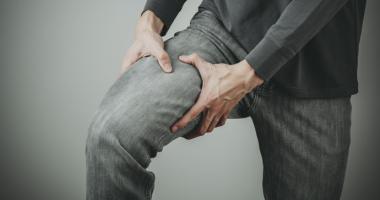 Ejemplo de dolor en los muslos en reposo.