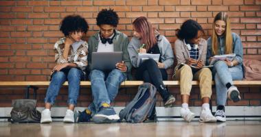 Jóvenes viviendo los cambios en la adolescencia.