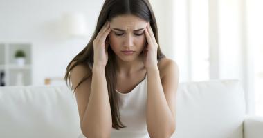 Malestar físico y presión ocular causados por un episodio de migraña crónica o cefalea.  