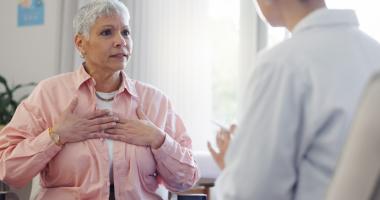 Persona con costocondritis por ansiedad.